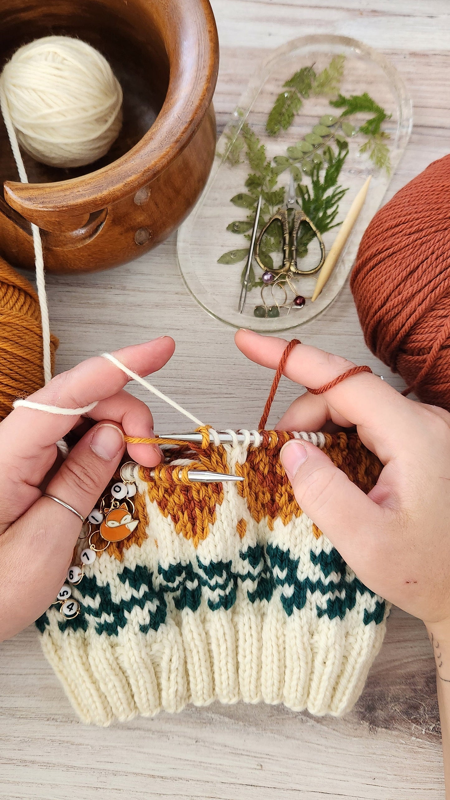 KNITTING PATTERN - Changing Leaves Beanie